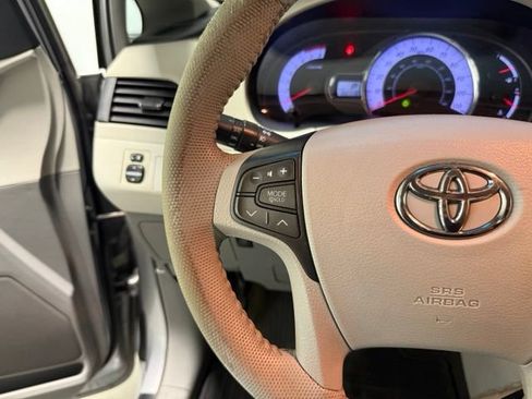 Used 2013 Toyota Sienna SE FWD image 16