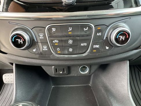 Used 2020 Chevrolet Traverse LT FWD image 29