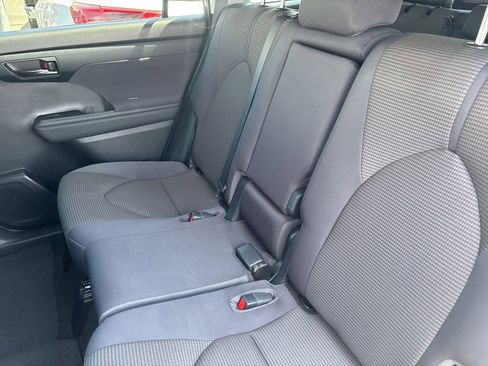 Used 2023 Toyota Highlander LE FWD image 17