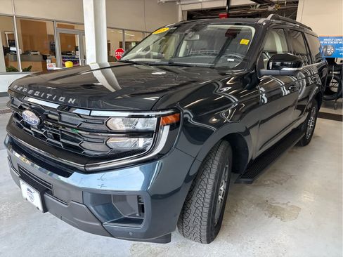 Used 2025 Ford Expedition Active AWD/4WD image 3