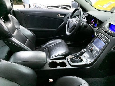 Used 2011 Hyundai Genesis 3.8 image 12