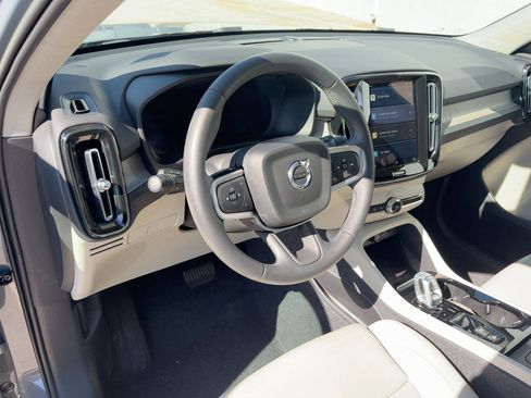 Certified 2023 Volvo XC40 B5 Plus w/ Climate Package image 4