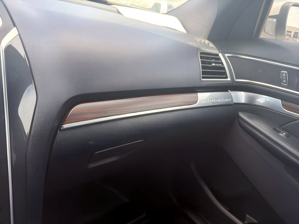 Used 2018 Ford Explorer Limited w/ Equipment Group 301A FWD image 18