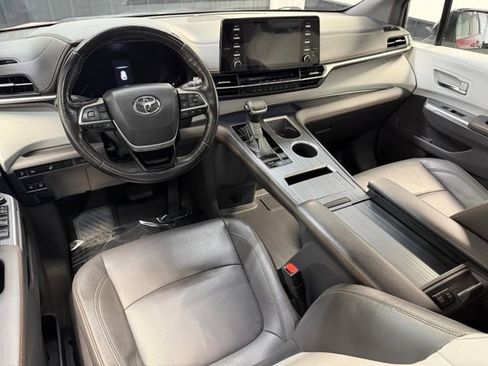 Used 2022 Toyota Sienna XLE FWD image 5