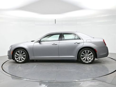 Used 2018 Chrysler 300 Limited w/ Safetytec Plus Group image 4