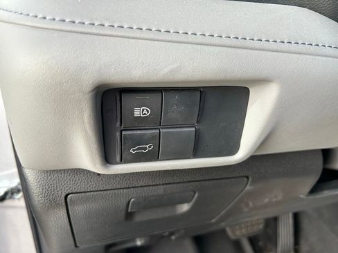 Used 2021 Toyota Highlander XLE FWD image 19