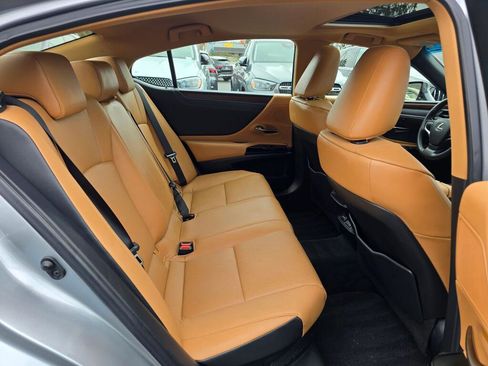 Used 2025 Lexus ES 300h w/ Premium Package image 24