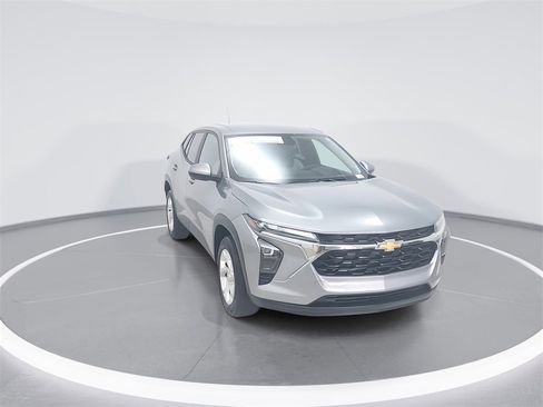 Used 2024 Chevrolet Trax LS w/ LS Convenience Package image 2