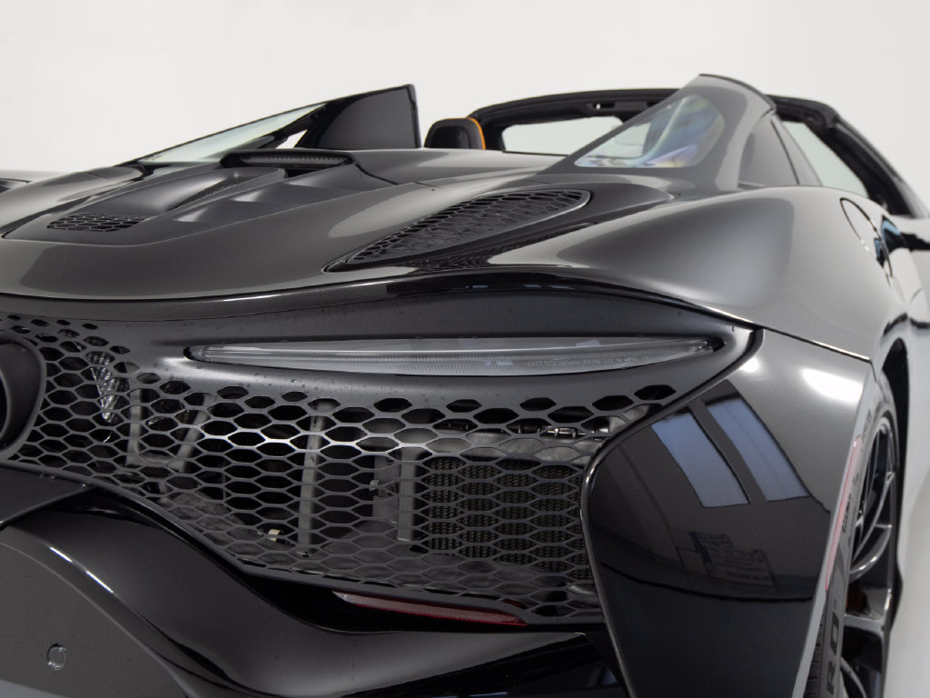 Used 2025 McLaren Artura Spider RWD image 43