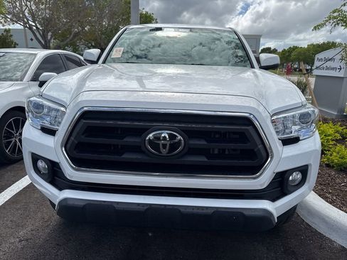 Used 2022 Toyota Tacoma SR5 w/ Technology Package image 2