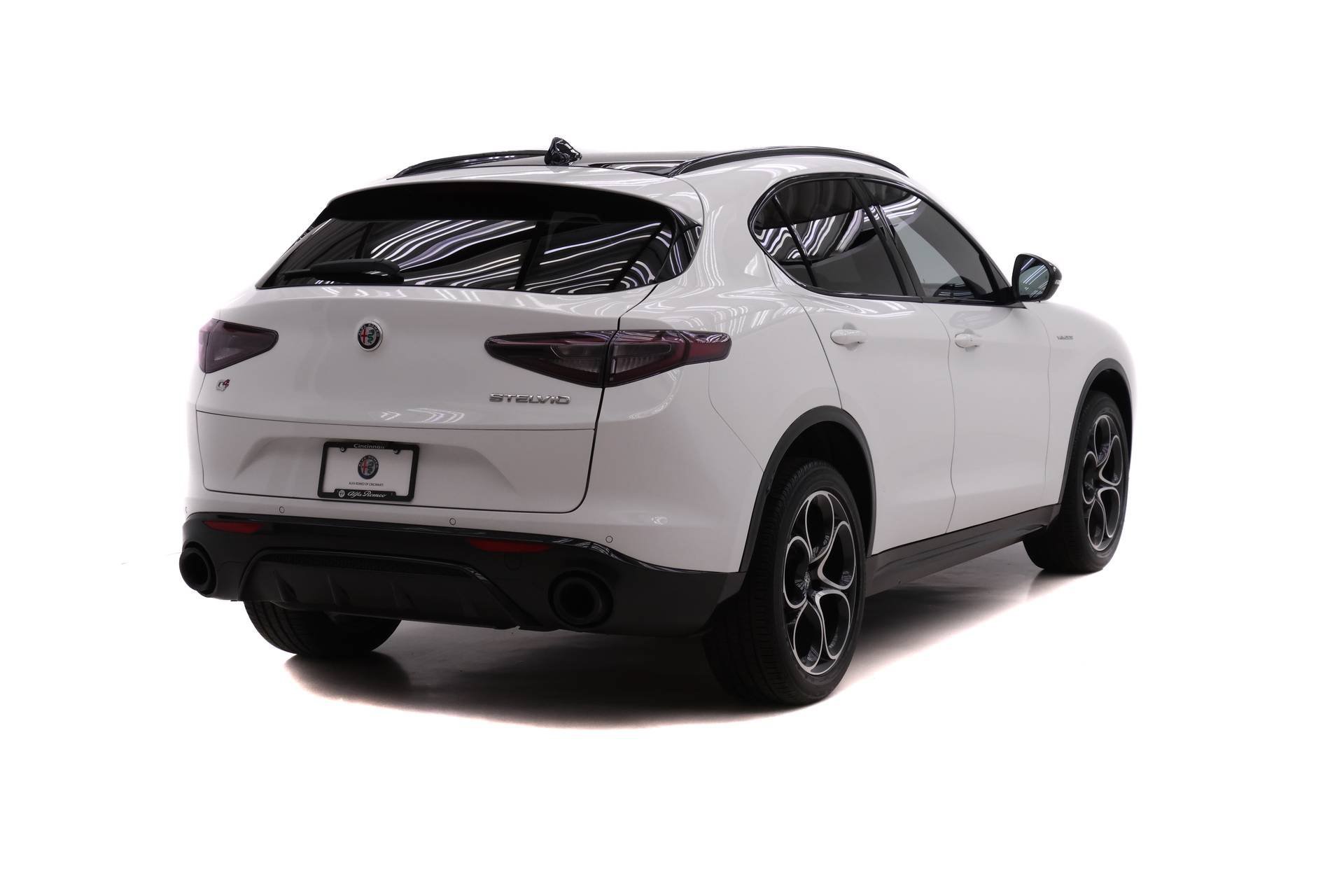 Certified 2024 Alfa Romeo Stelvio Veloce AWD/4WD image 4