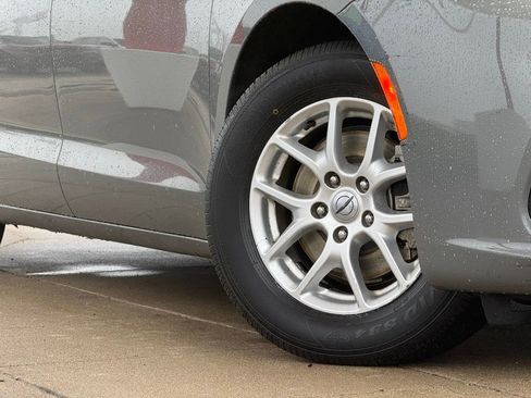 Used 2021 Chrysler Pacifica Touring-L image 15