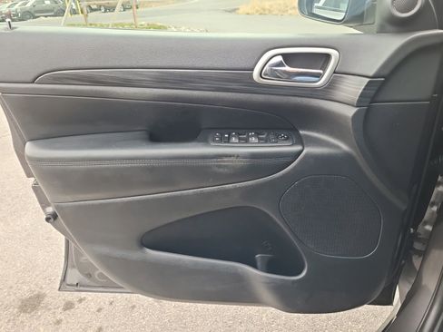 Used 2019 Jeep Grand Cherokee Laredo image 19