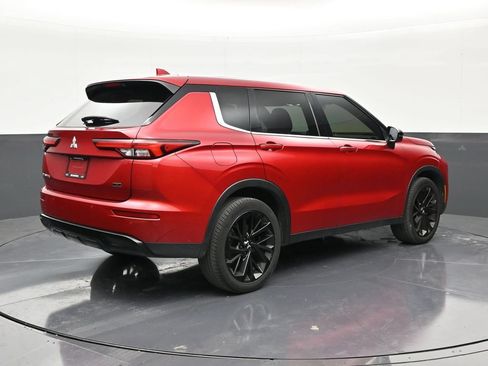 Used 2023 Mitsubishi Outlander SE Black Edition FWD image 3