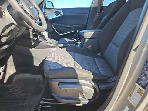 Used 2023 Kia Soul LX w/ LX Technology Package image 17