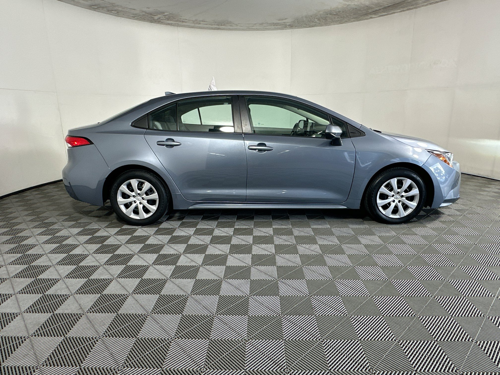 Used 2023 Toyota Corolla LE FWD image 2