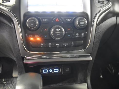Used 2018 Jeep Grand Cherokee Laredo AWD/4WD image 25