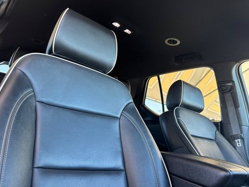 Used 2023 Chevrolet Traverse Premier FWD image 18