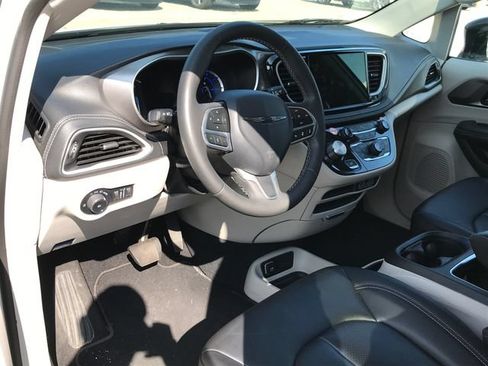 Used 2024 Chrysler Pacifica Limited FWD image 3