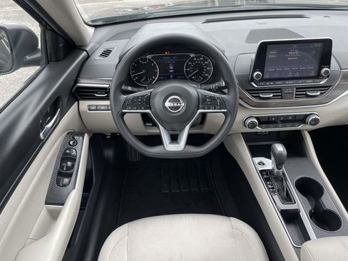 Used 2025 Nissan Altima 2.5 SV FWD image 14