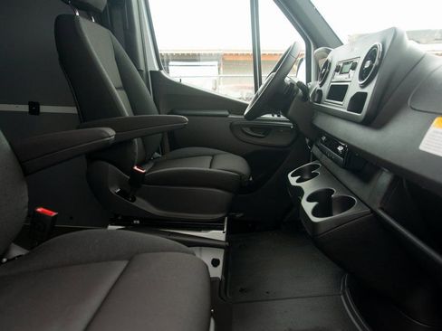 Used 2025 Mercedes-Benz Sprinter 2500 image 32