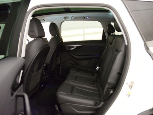 Used 2022 Audi Q7 Premium w/ Convenience Package image 11