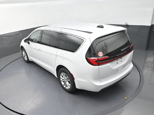 New 2027 Chrysler Pacifica Select AWD/4WD image 14