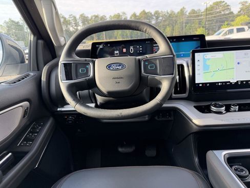 Used 2025 Ford Expedition Active AWD/4WD image 8