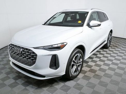 Used 2025 Audi Q5 Premium w/ Convenience Package image 32