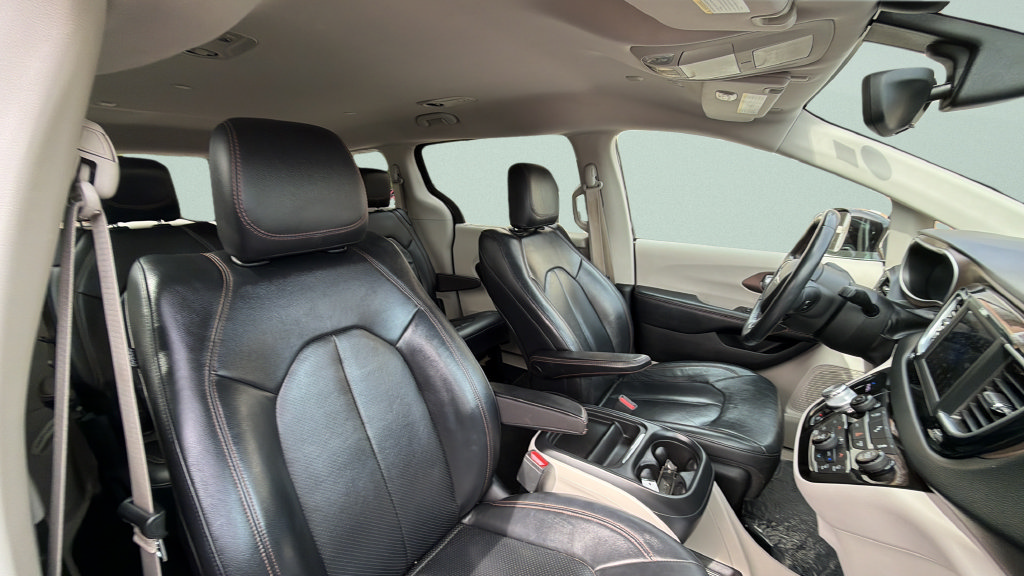 Used 2018 Chrysler Pacifica Touring-L FWD image 30