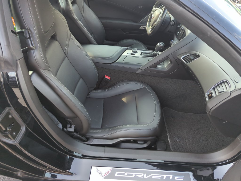 Used 2017 Chevrolet Corvette Stingray Coupe w/ Z51 1LT RWD image 26