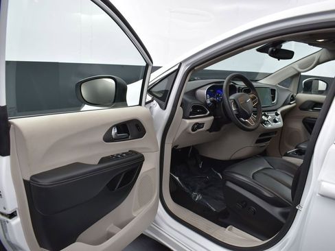 Used 2023 Chrysler Pacifica Touring-L FWD image 6
