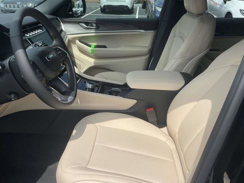 New 2025 Jeep Grand Cherokee Limited w/ Luxury Tech Group II image 24