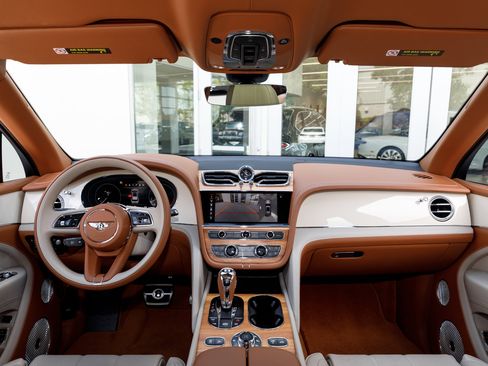 Used 2023 Bentley Bentayga Extended Wheelbase AWD/4WD image 4