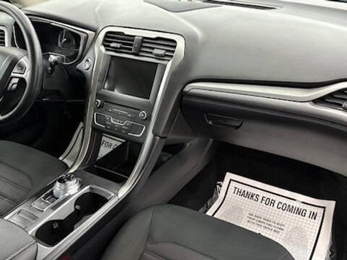 Used 2017 Ford Fusion SE w/ Fusion SE Technology Package image 21