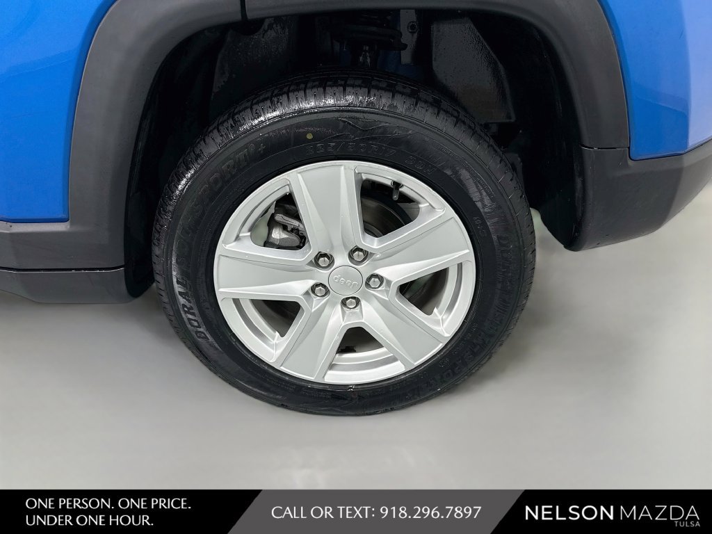Used 2022 Jeep Compass Latitude w/ Sun and Sound Group AWD/4WD image 11