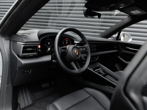 Used 2025 Porsche Macan Electric RWD image 4