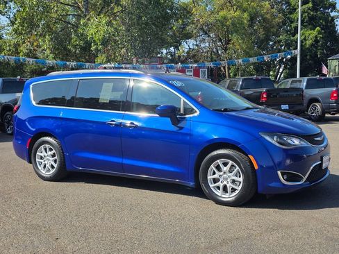 Used 2020 Chrysler Pacifica Touring FWD image 3