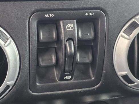 Used 2015 Jeep Wrangler Unlimited Sahara AWD/4WD image 19
