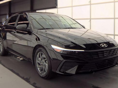 Used 2025 Hyundai Elantra Hybrid FWD image 2