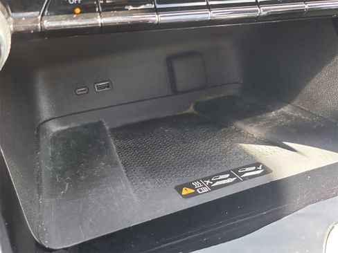 Used 2024 Chevrolet Traverse RS image 27