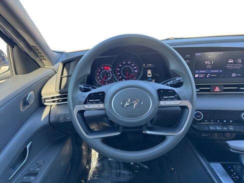 Used 2022 Hyundai Elantra SEL image 12