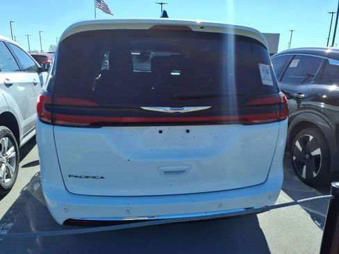 Used 2024 Chrysler Pacifica Touring-L FWD image 5