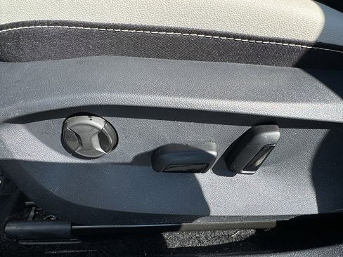 Used 2025 Volkswagen Taos SE w/ Taos MDO Package image 11