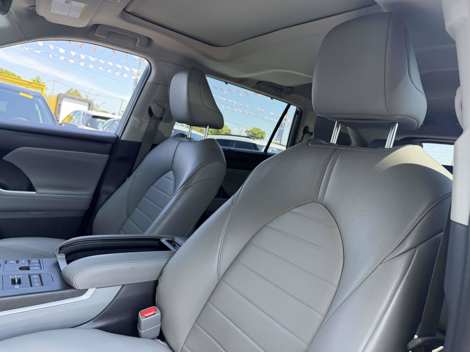 Used 2023 Toyota Highlander XLE AWD/4WD image 10