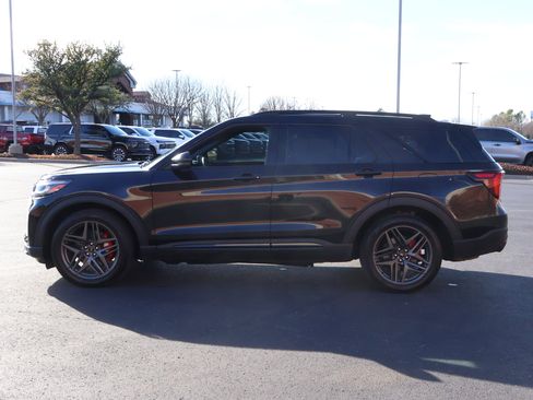 Used 2025 Ford Explorer ST image 35