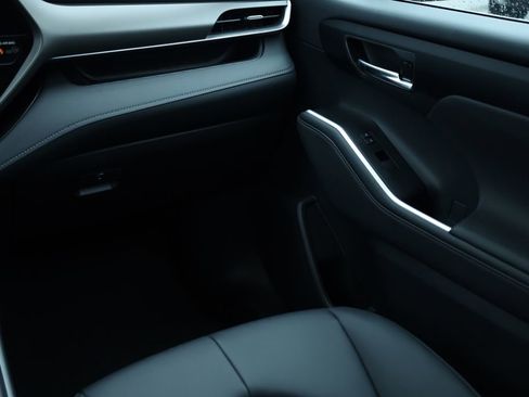 Used 2025 Toyota Highlander XLE image 26