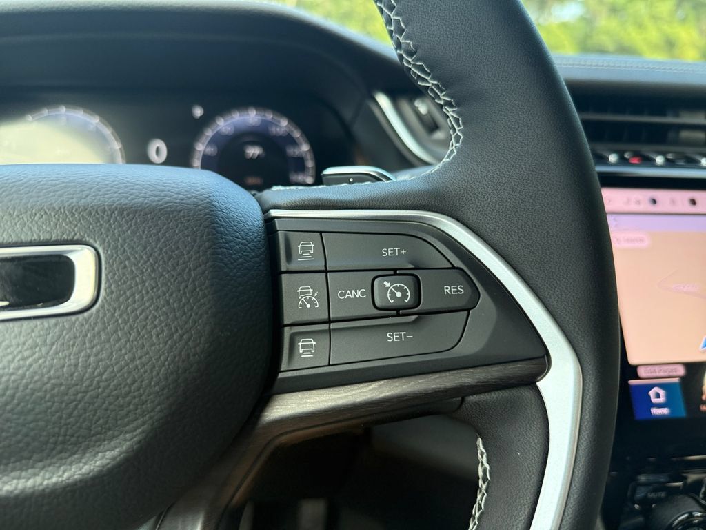 New 2025 Jeep Grand Cherokee Limited w/ Luxury Tech Group II RWD image 18