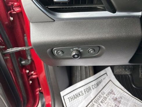 Used 2020 Chevrolet Traverse LT image 19