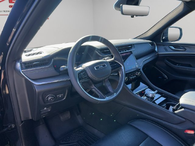 Used 2023 Jeep Grand Cherokee Overland w/ Luxury Tech Group IV AWD/4WD image 28